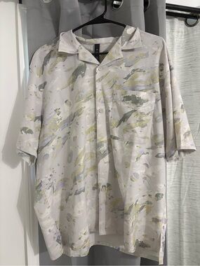 Men's Casual Short-Sleeve Button-Up Shirt in Light Gray Abstract Print